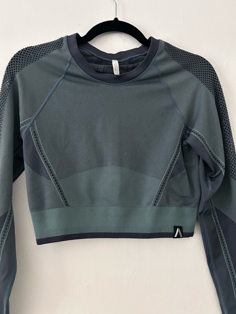 ATHLETA Cropped Seamless Long Sleeve Active Top in Teal/Charcoal - Picture 3 of 6